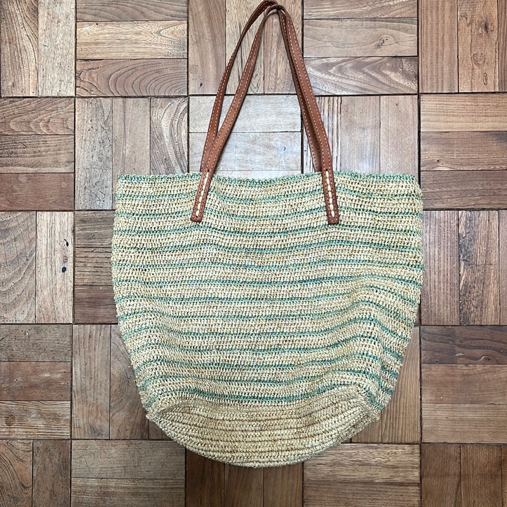 Mar y sol handmade in Madagascar shoulder tote
